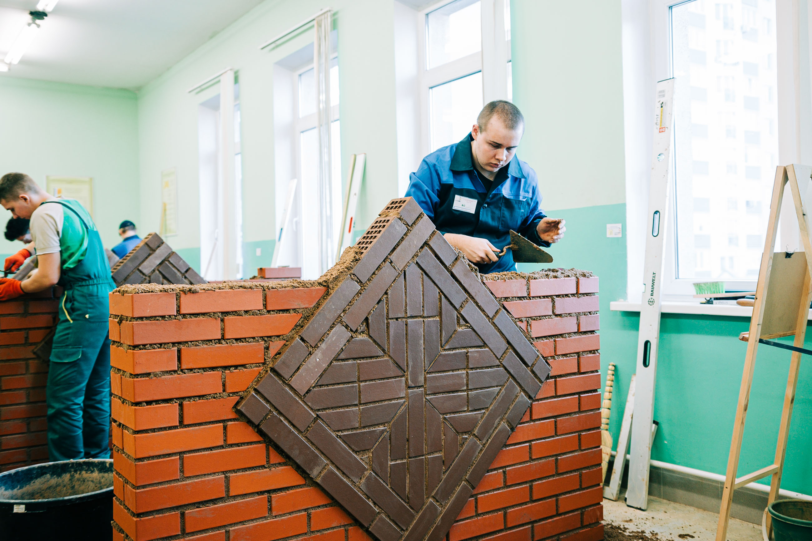 Стены дома 8. Конкурс каменщиков. Конкурс каменщиков СДС. WORLDSKILLS 2022 модуль 1 каменщики. Конкурс каменщиков 1986 год Железнодорожный.